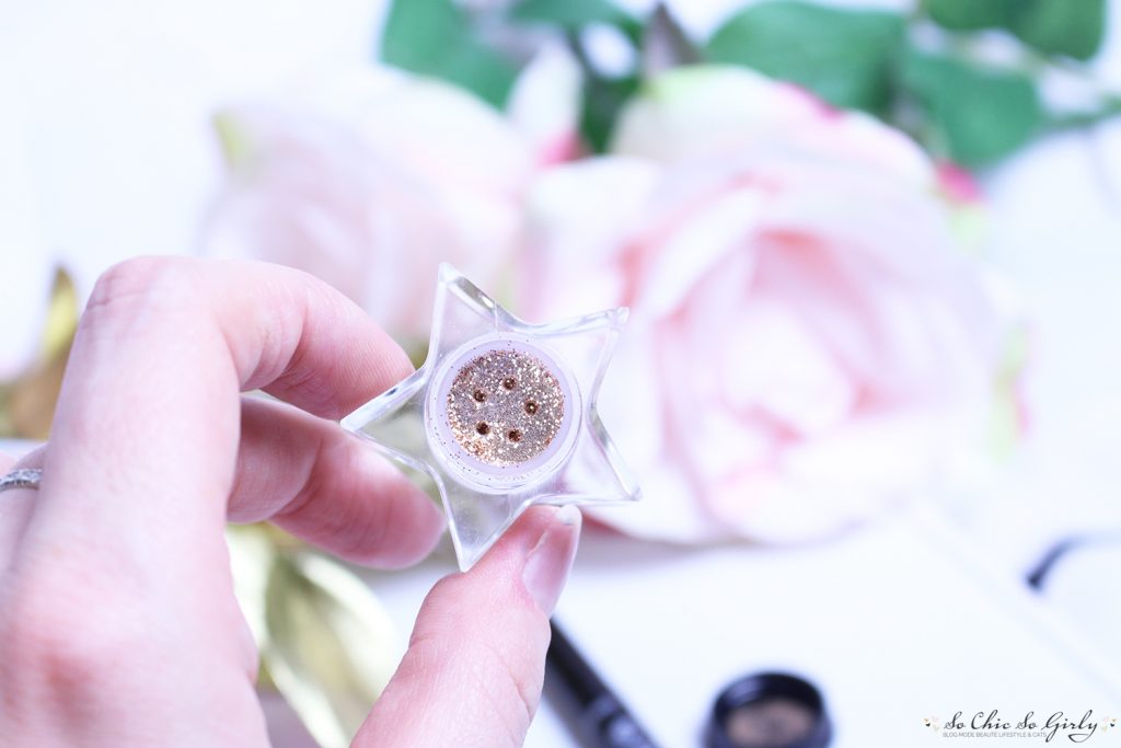 maquillage de fête avec paillettes or