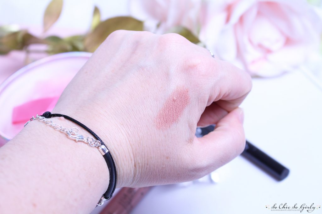 maquillage de fête avec rouge à lèvres métallique