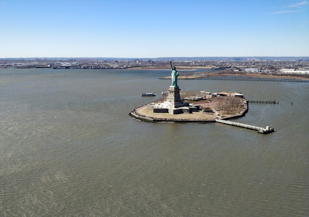 Vol en hélicoptère au dessus de la statue de la liberté